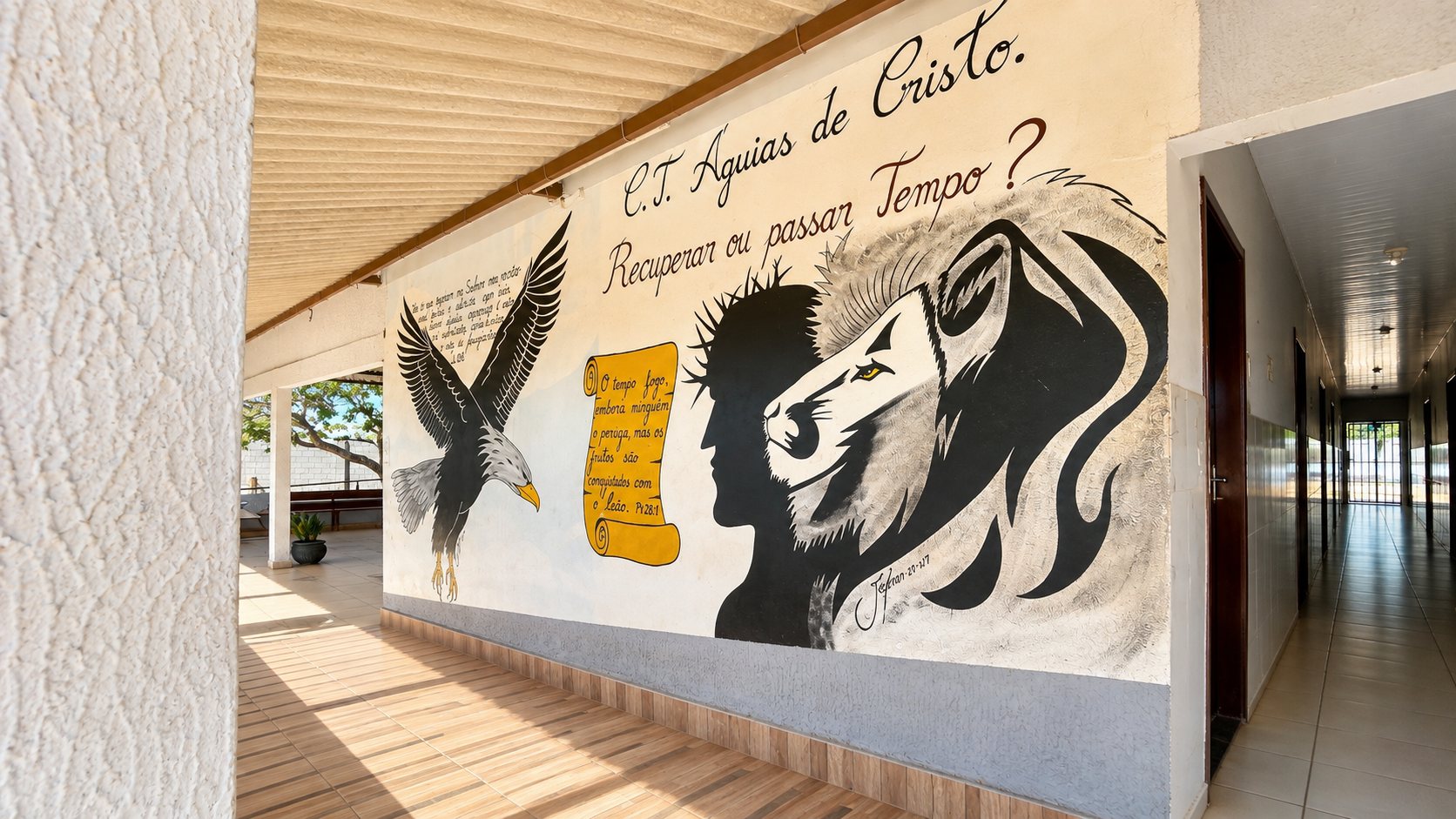 Mural pintado à mão na varanda da comunidade: uma águia, o perfil de Cristo coroado de espinhos ao lado de um leão e a pergunta "Recuperar ou passar Tempo?"